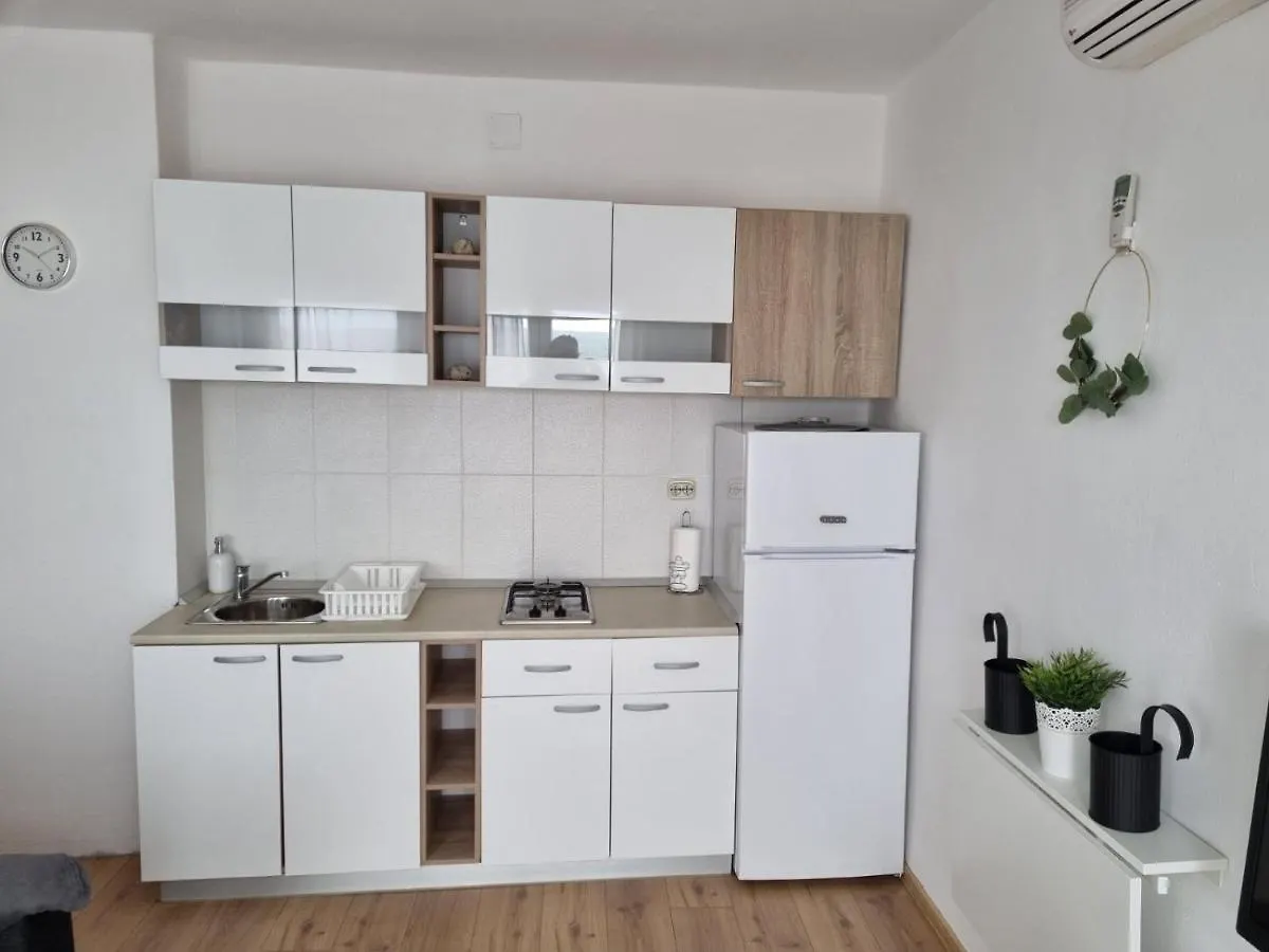 Apartmani Mali Selce 0*,