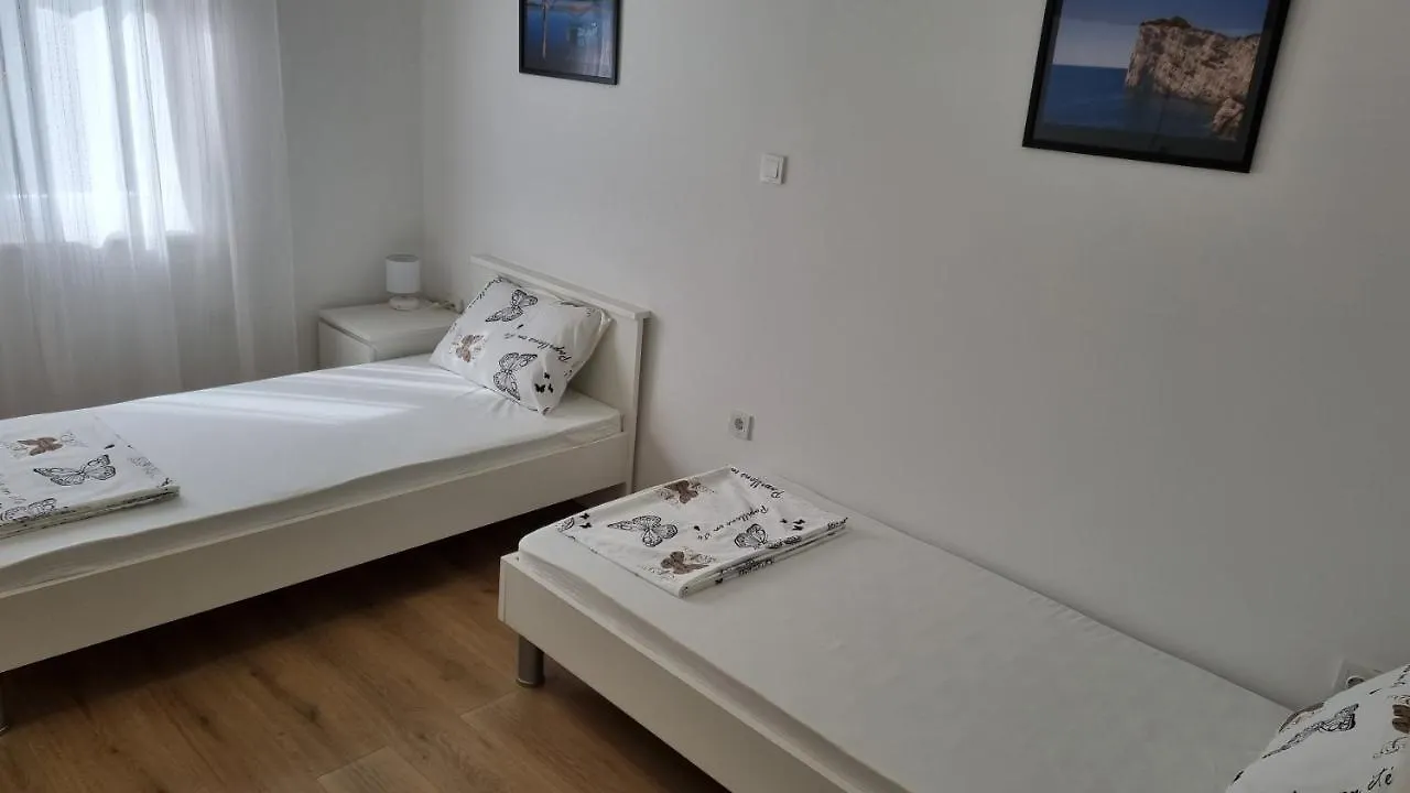 Apartmani Mali Selce 0*,